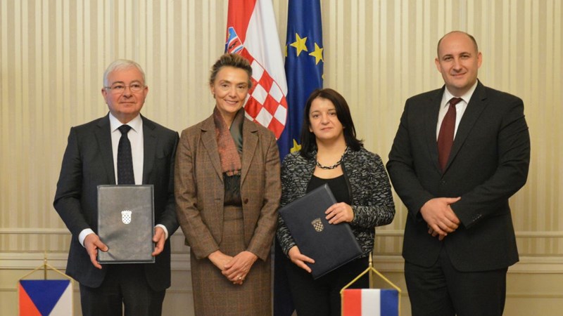 Potpisan Darovni ugovor između Ministarstva vanjskih poslova Češke i Saveza Čeha u RH 